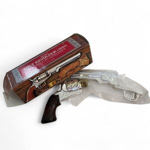 Avon Colt Revolver 1851 Wild Country After Shave - Red and Silver